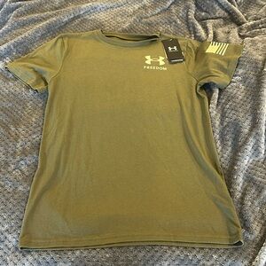 NWT Boys szXL Under Armour Freedom shirt in army green and tan
